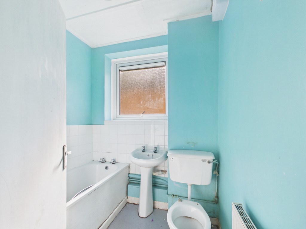 Lot: 144 - LEASEHOLD TWO-BEDROOM GROUND FLOOR FLAT FOR UPDATING IN POPULAR LOCATION - Bathroom